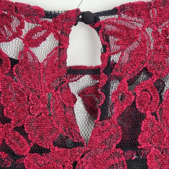 Cupcakes and Cashmere Red and Black Lined Long Bell Sleeve Top Size S - Picture 14 of 14